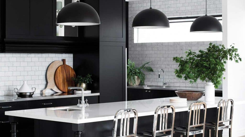 Pros & Cons of Decorating a Kitchen in Dark Colors