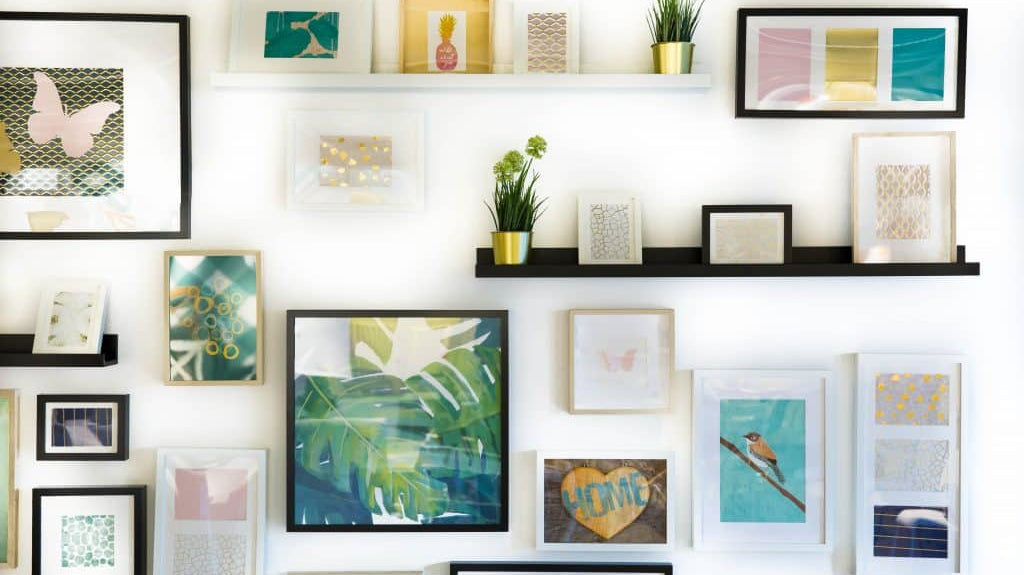 4 Simple Tips for Organizing a Gallery Wall at Home