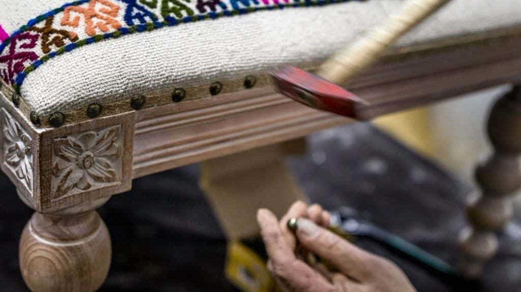 Renovation of furniture with upholstered fabric