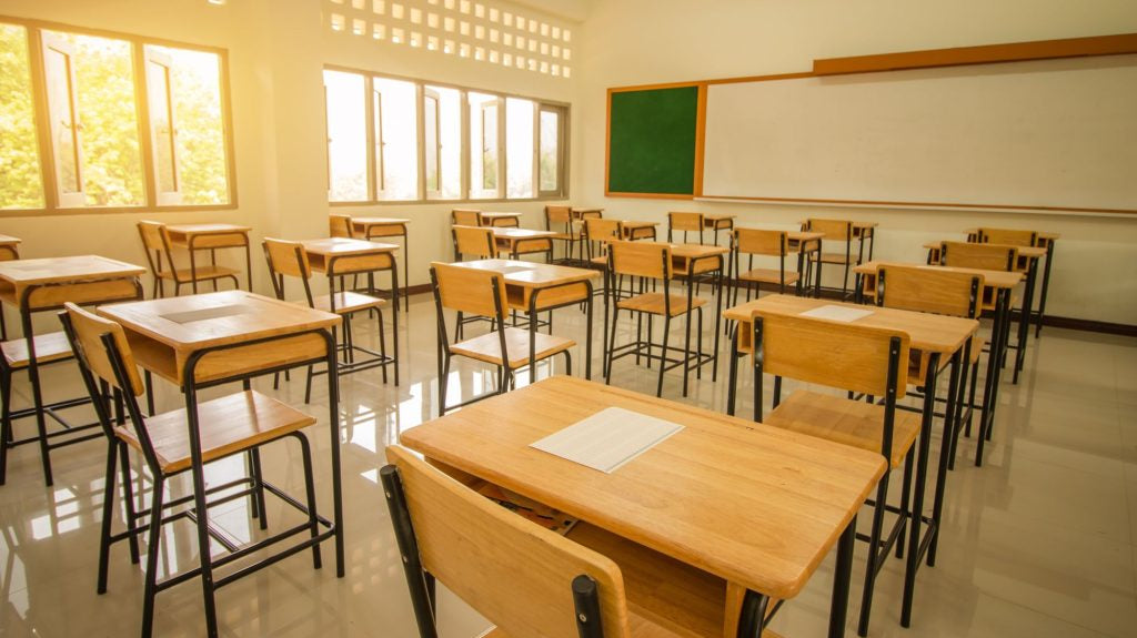 How to choose a school desk and chair for a healthy posture