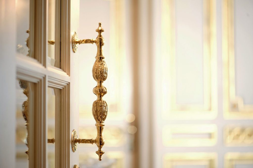 Materials for door handles: advantages and disadvantages