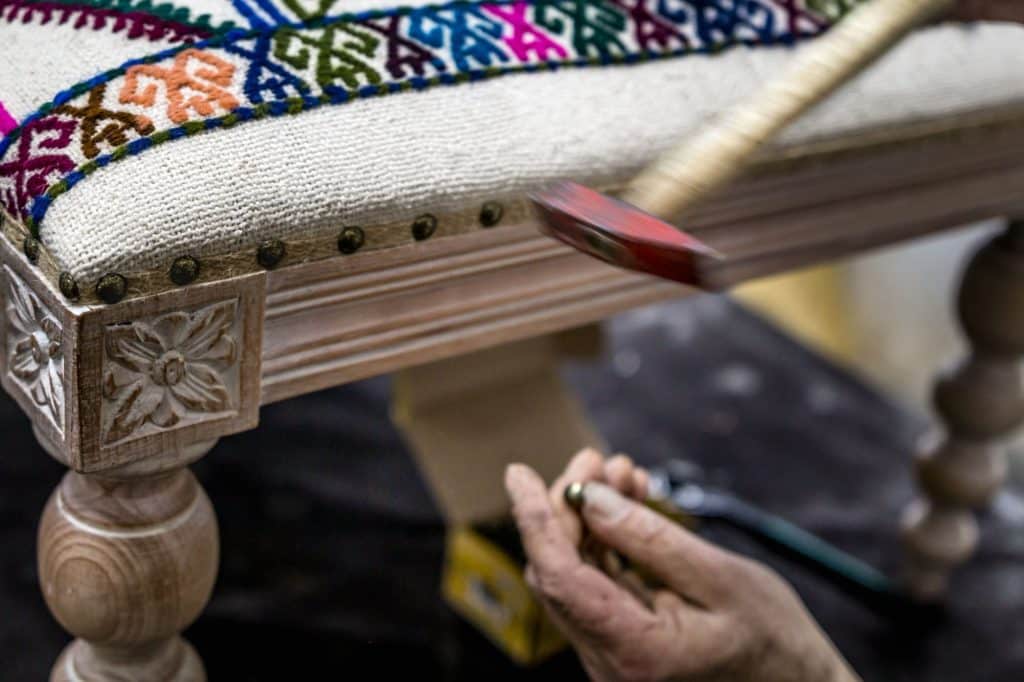 Renovation of furniture with upholstered fabric