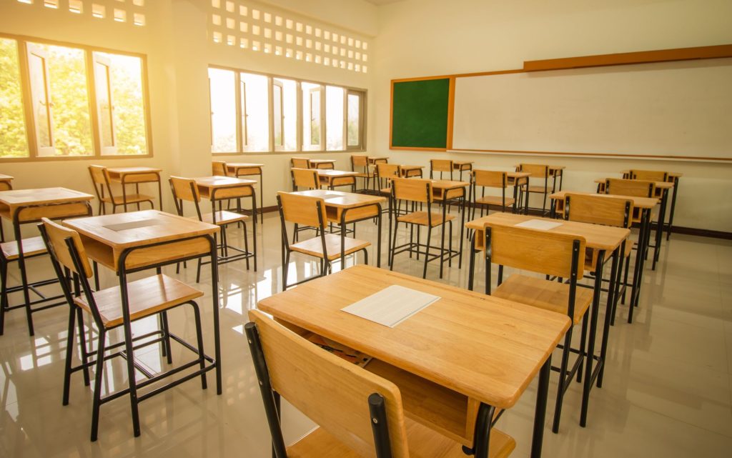 How to choose a school desk and chair for a healthy posture