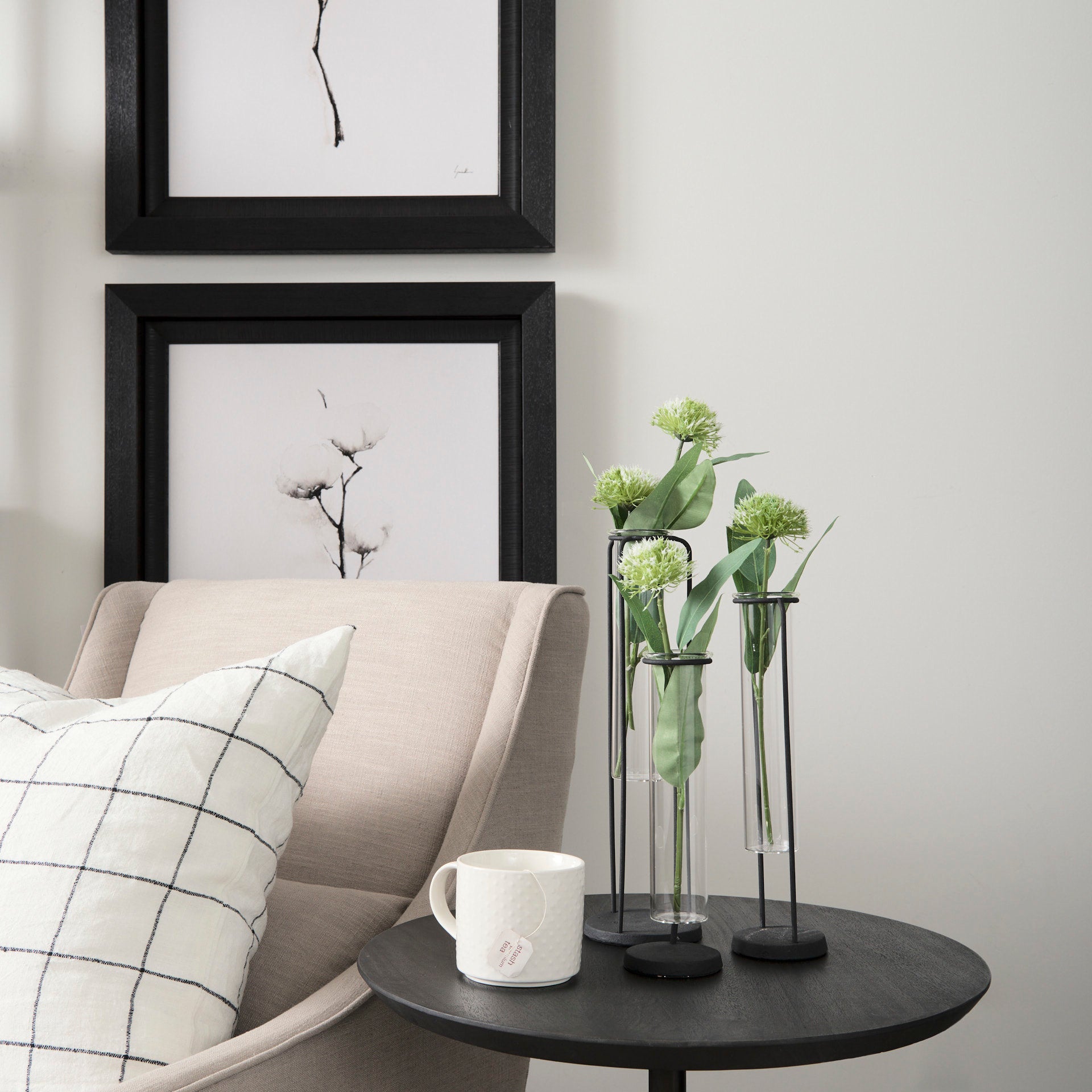 Mercana - Beeker Vase in Black, Metal