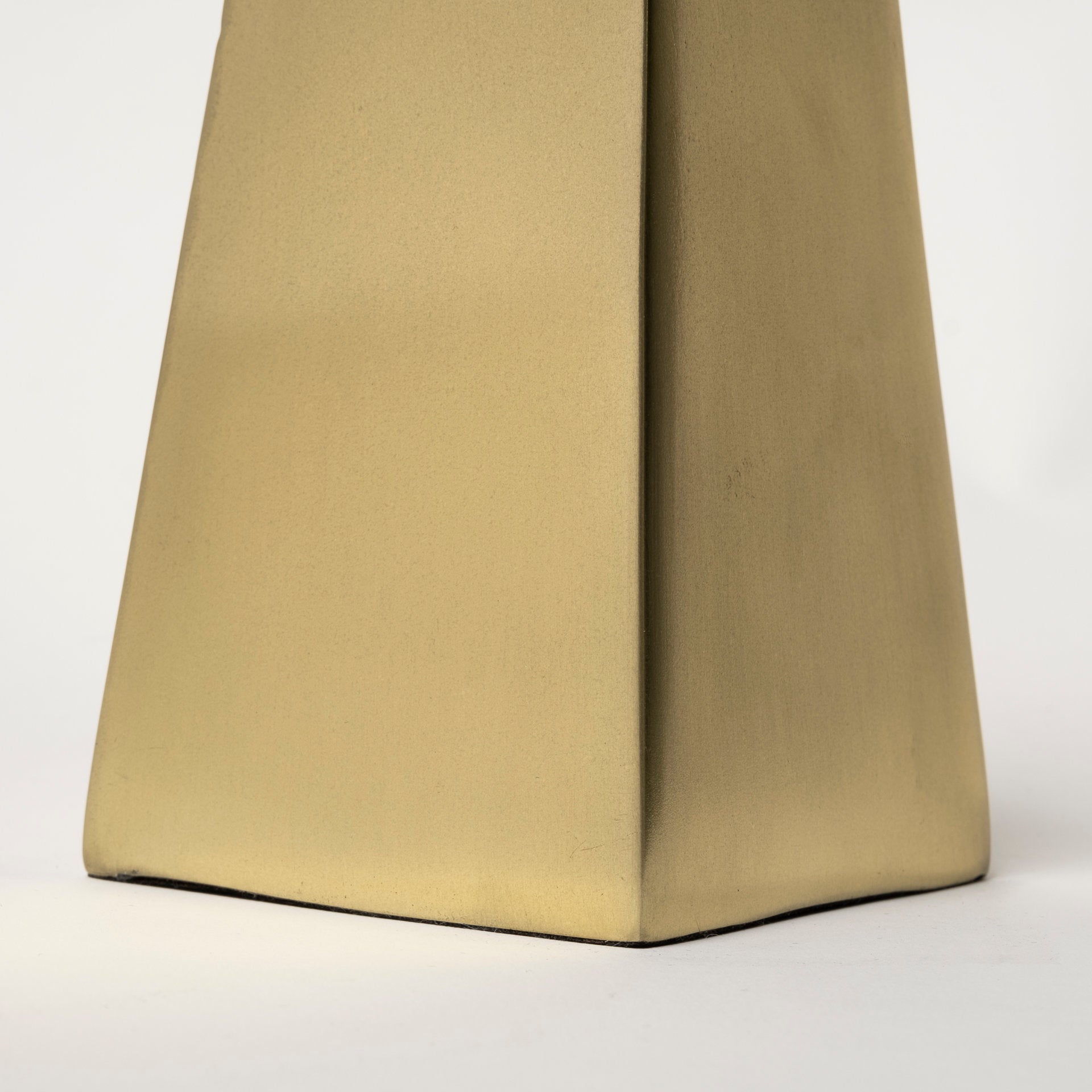 Mercana - Giza Object in Gold, Metal