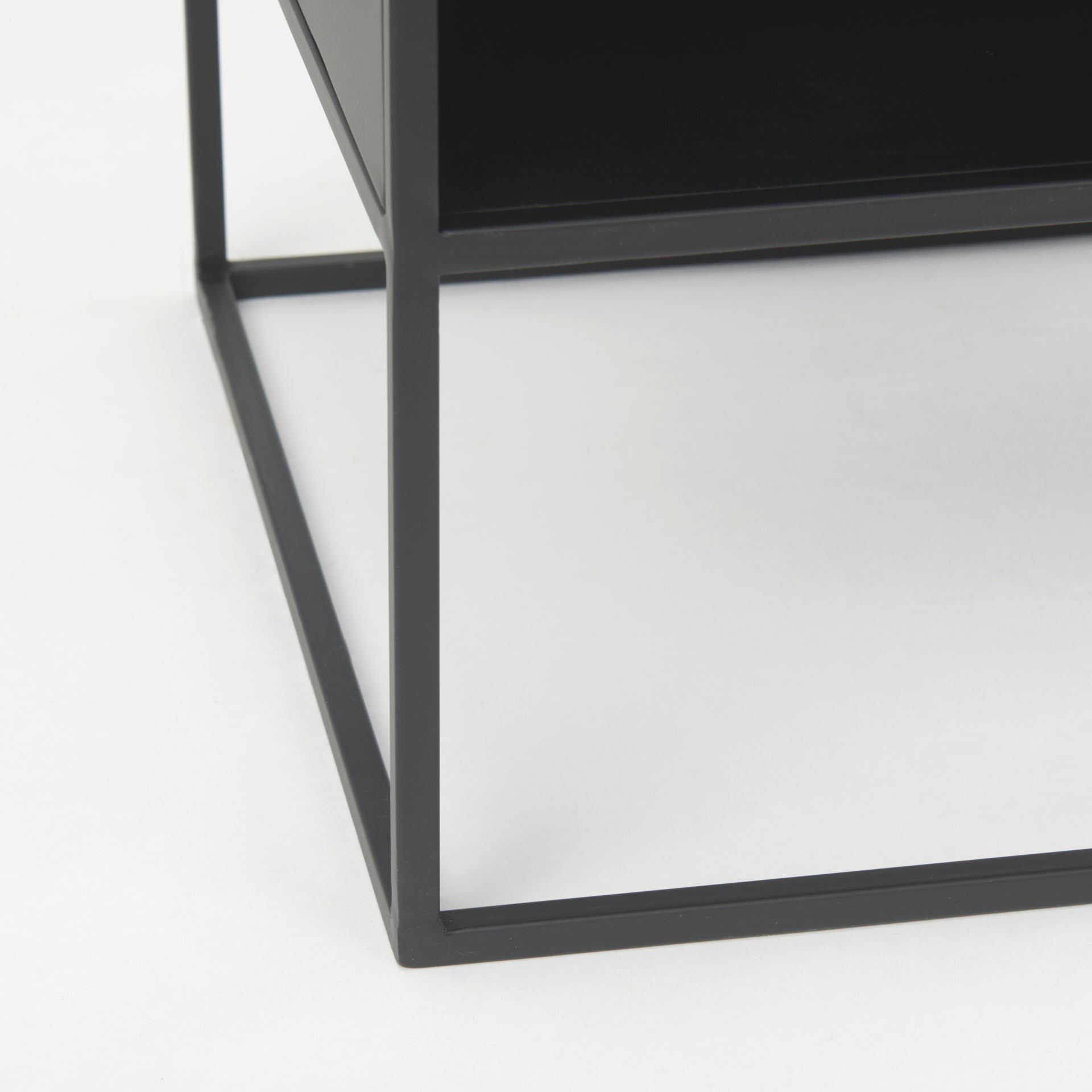 Mercana - Samson End Table in Black, Glass