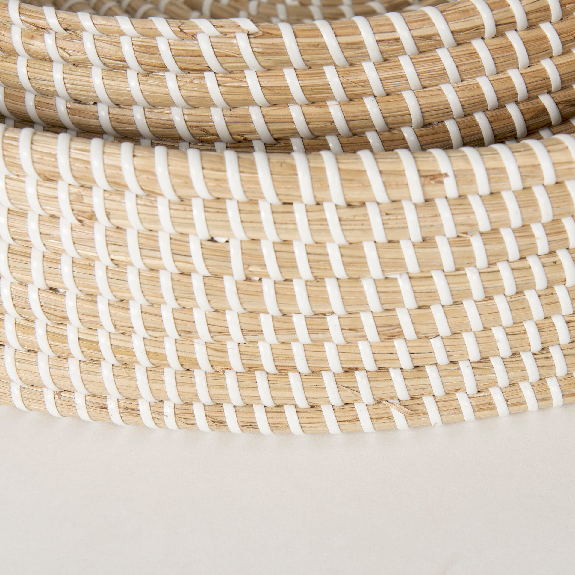Mercana - Kalama Trays in Brown/White, Seagrass