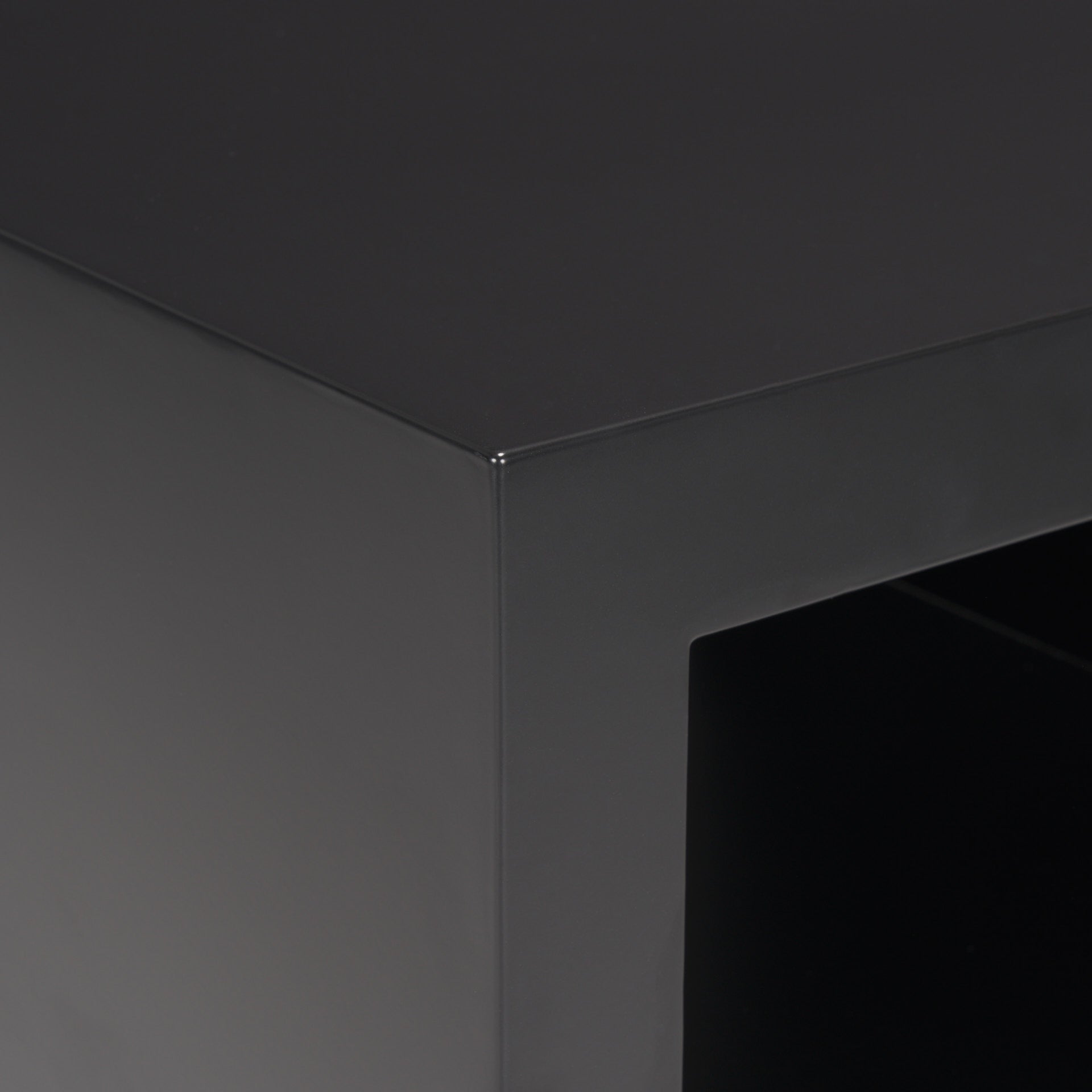 Mercana - Vondra Accent Table in Black, Metal