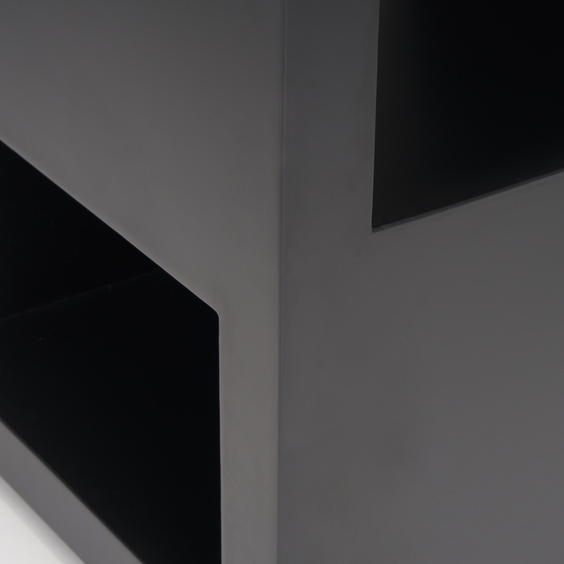 Mercana - Vondra Accent Table in Black, Metal