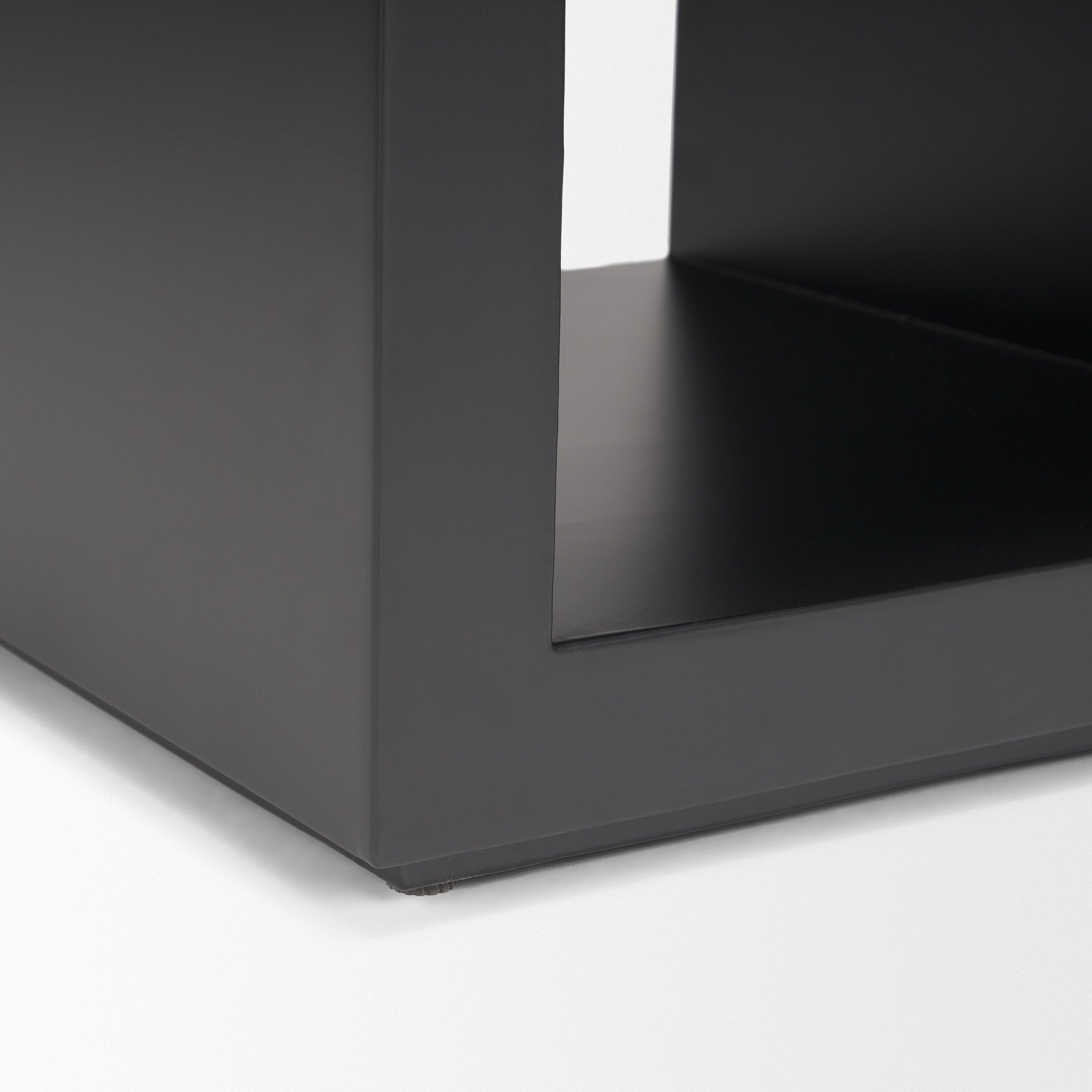 Mercana - Vondra Accent Table in Black, Metal