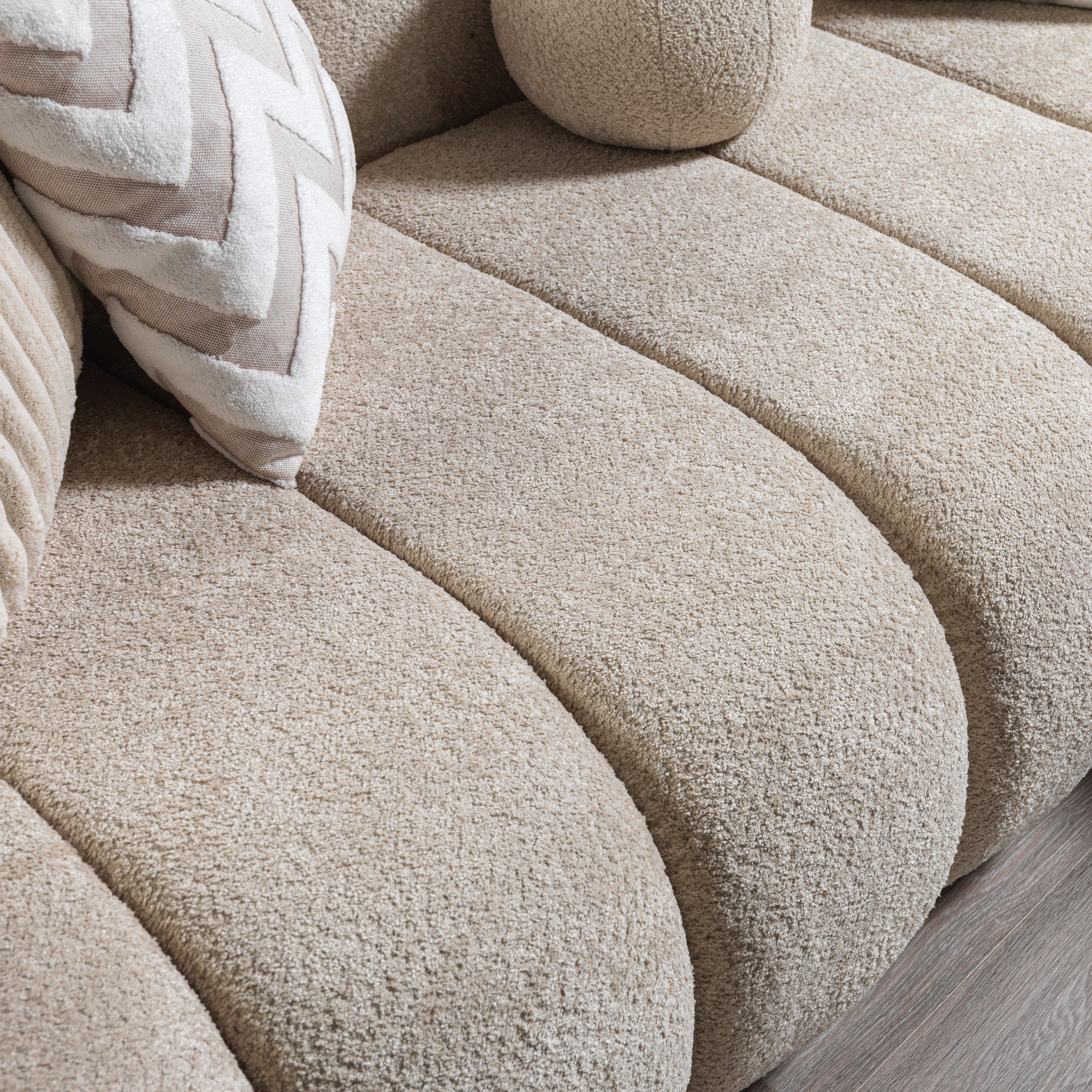 Nova - Lis Sand Boucle 115" Sectional