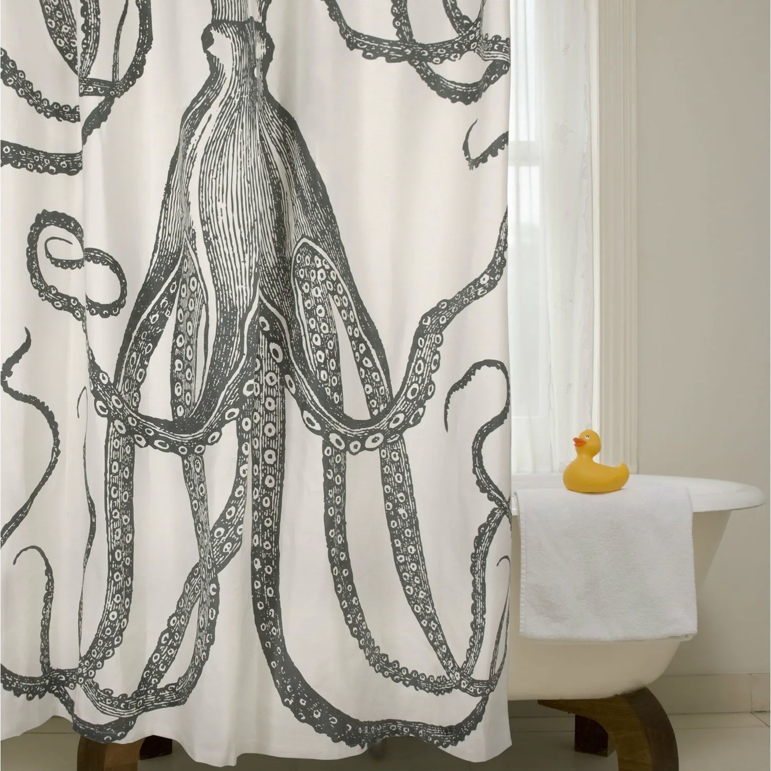 A minimalistic and stylish screen with an octopus in the bathroom will become indispensable during bathing