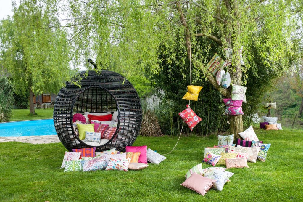 Backyard Decoration Pillows Balloons Tree