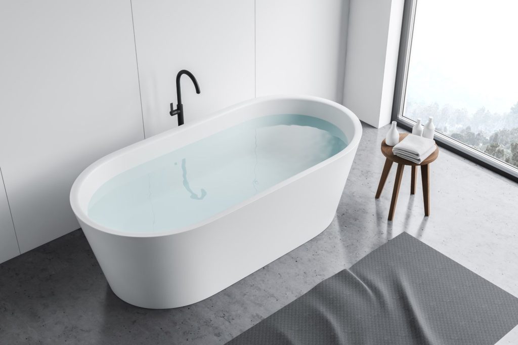 Bathtube With Water White Wndow