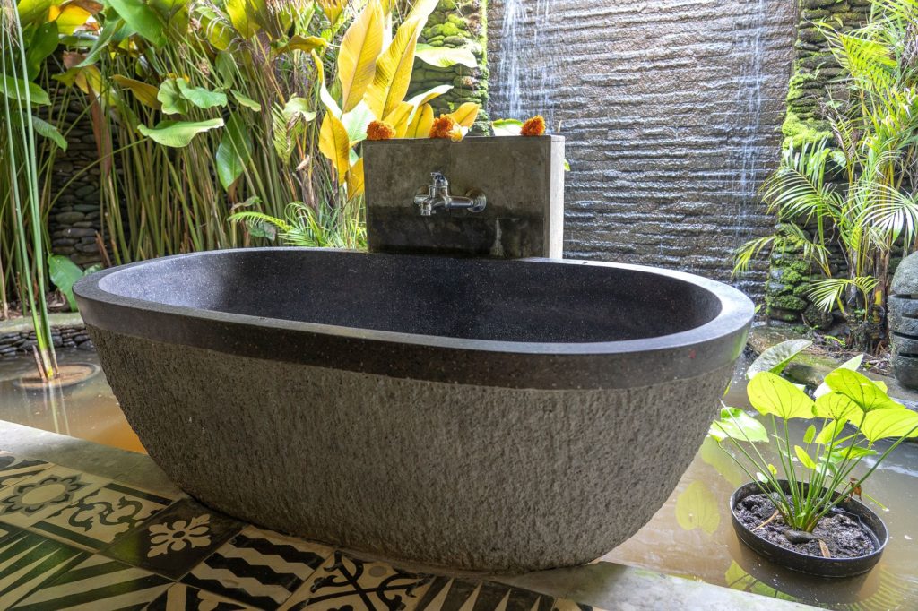 Natural Stone Bathtube Water