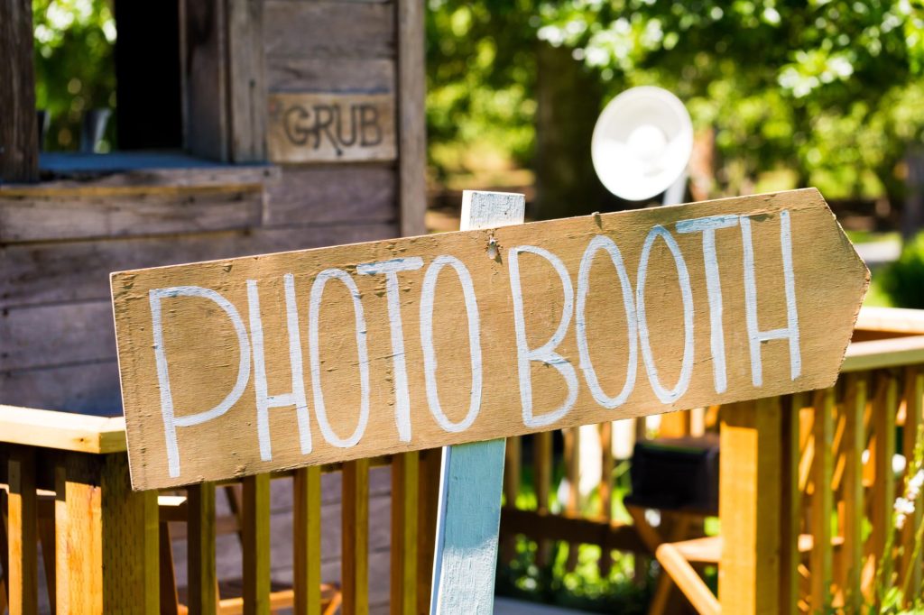 Photobutapforia Backyard Photobooth