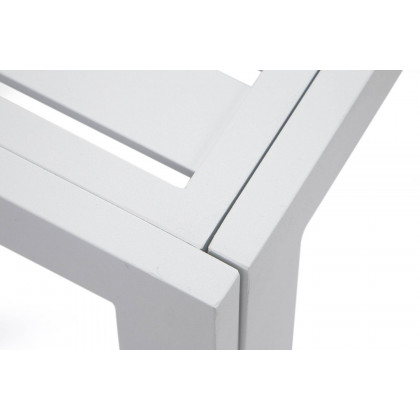 LeisureMod Chelsea Modern Aluminum Patio Side Table - White