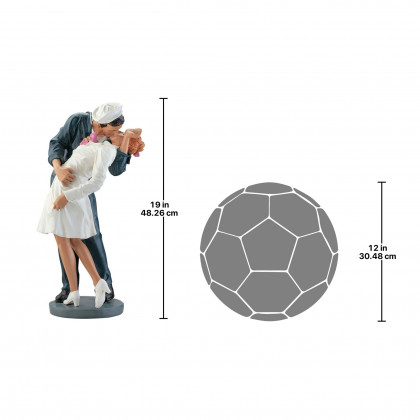 Toscano - Inspired by the Moment WWII Lovers Statue