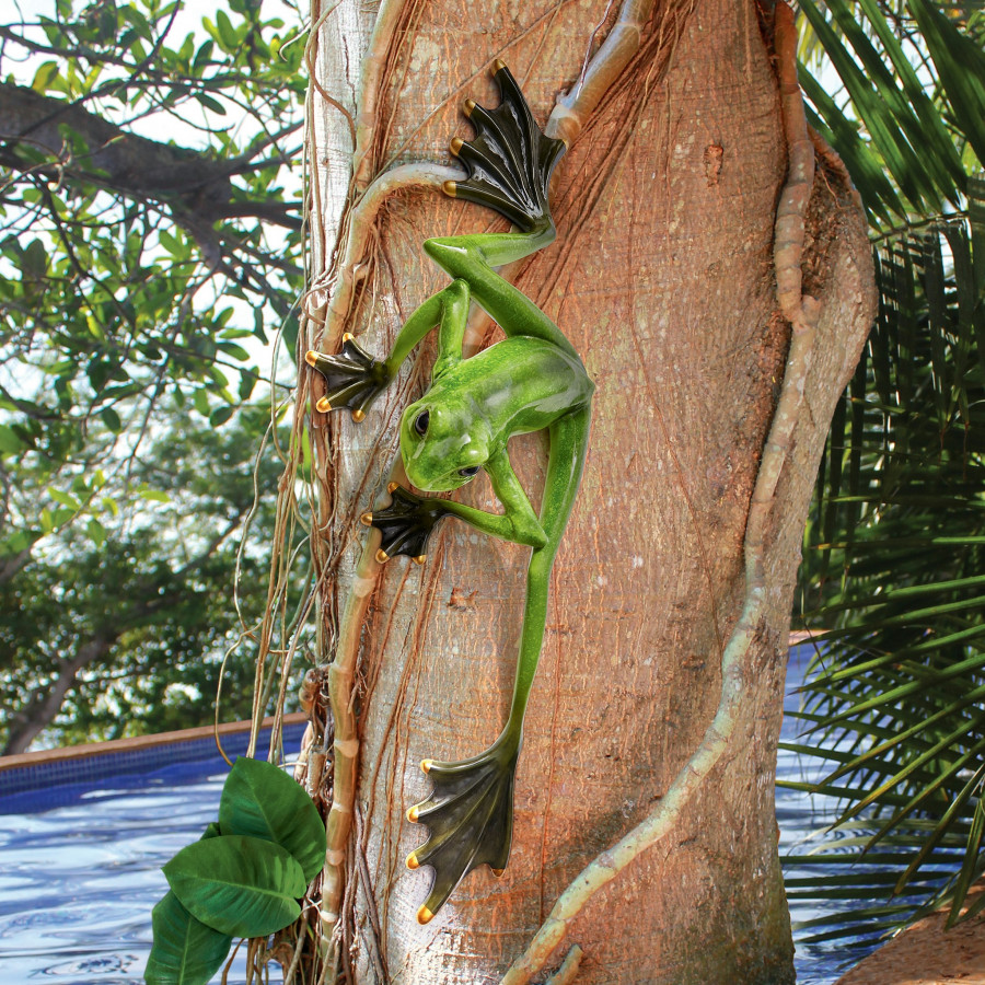 Toscano - Wallace the Flying Frog Statue