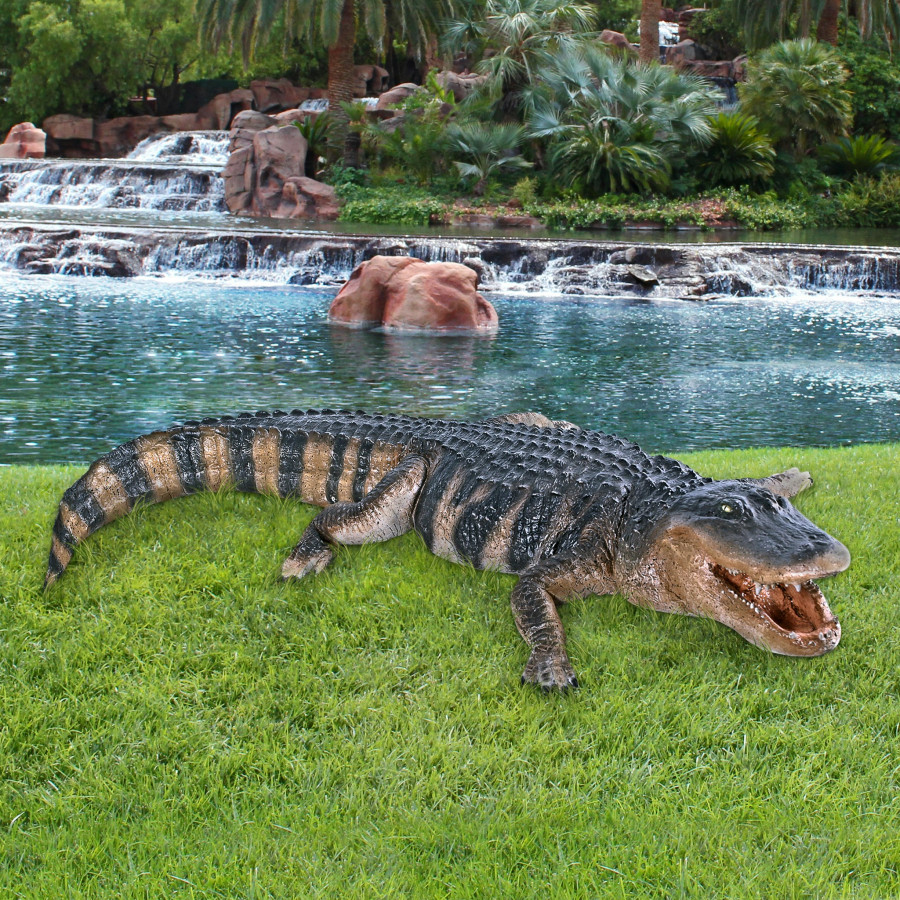 Toscano - Stalking Swamp Predator Alligator Garden Statue