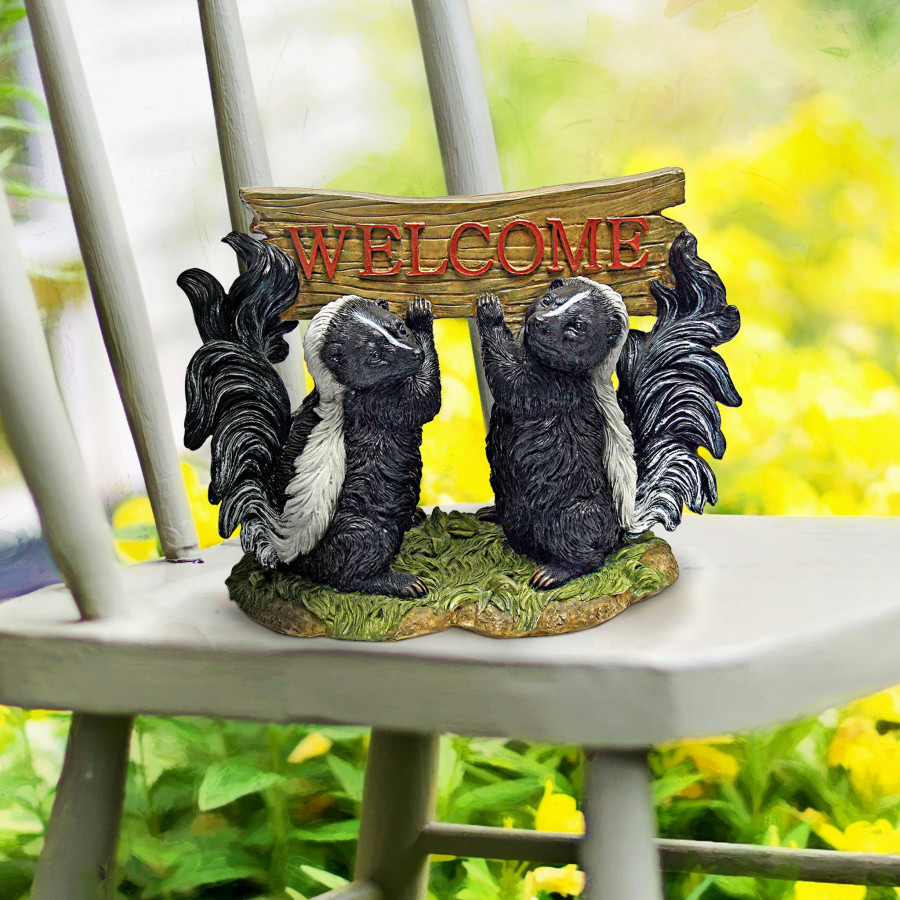 Toscano - Something is in the Air Skunk Welcome Sign Statue