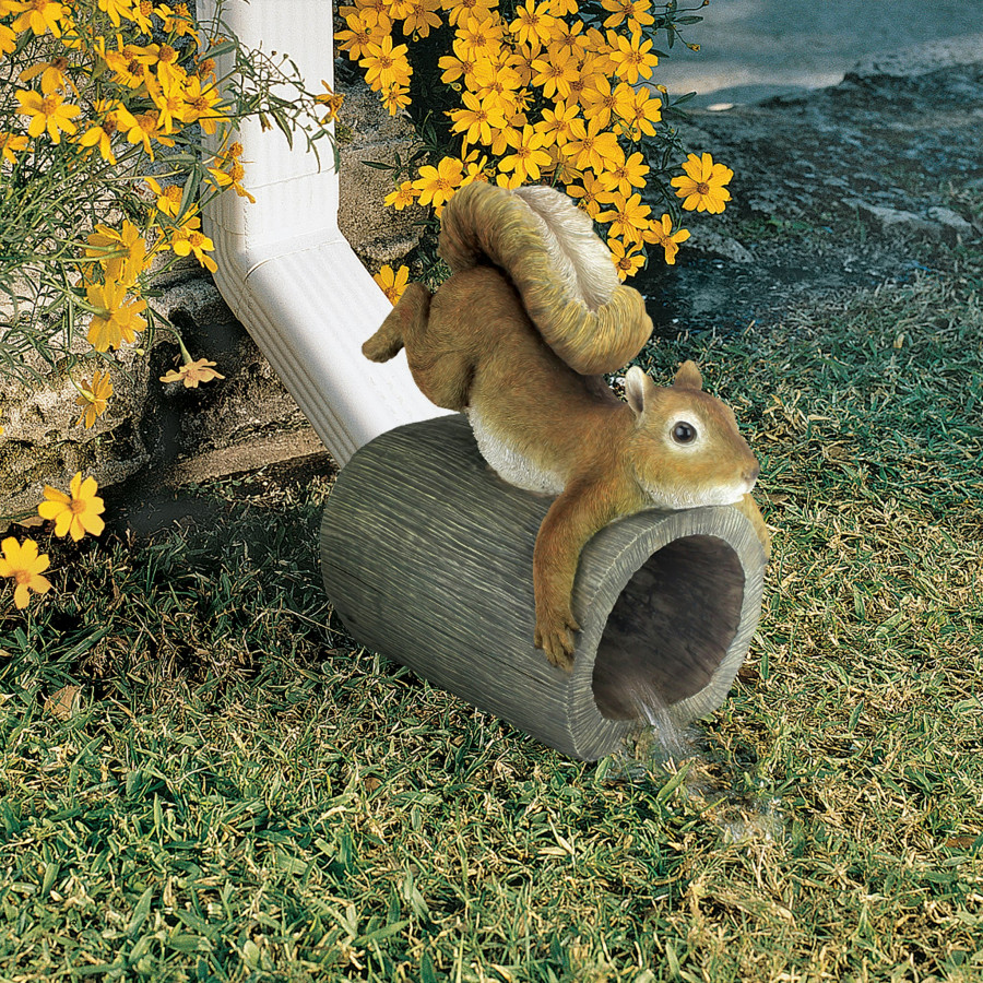Toscano - Crash the Squirrel Gutter Guardian Downspout Statue