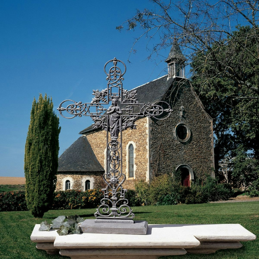 Toscano - The Veneration Our Lady of the Roses Iron Cross Statue