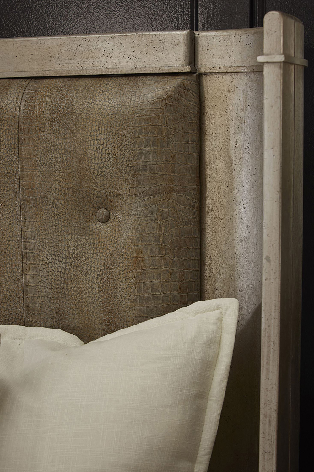 A.R.T. - Morrissey Bezel Lloyd Upholstered Shelter Bedroom Set
