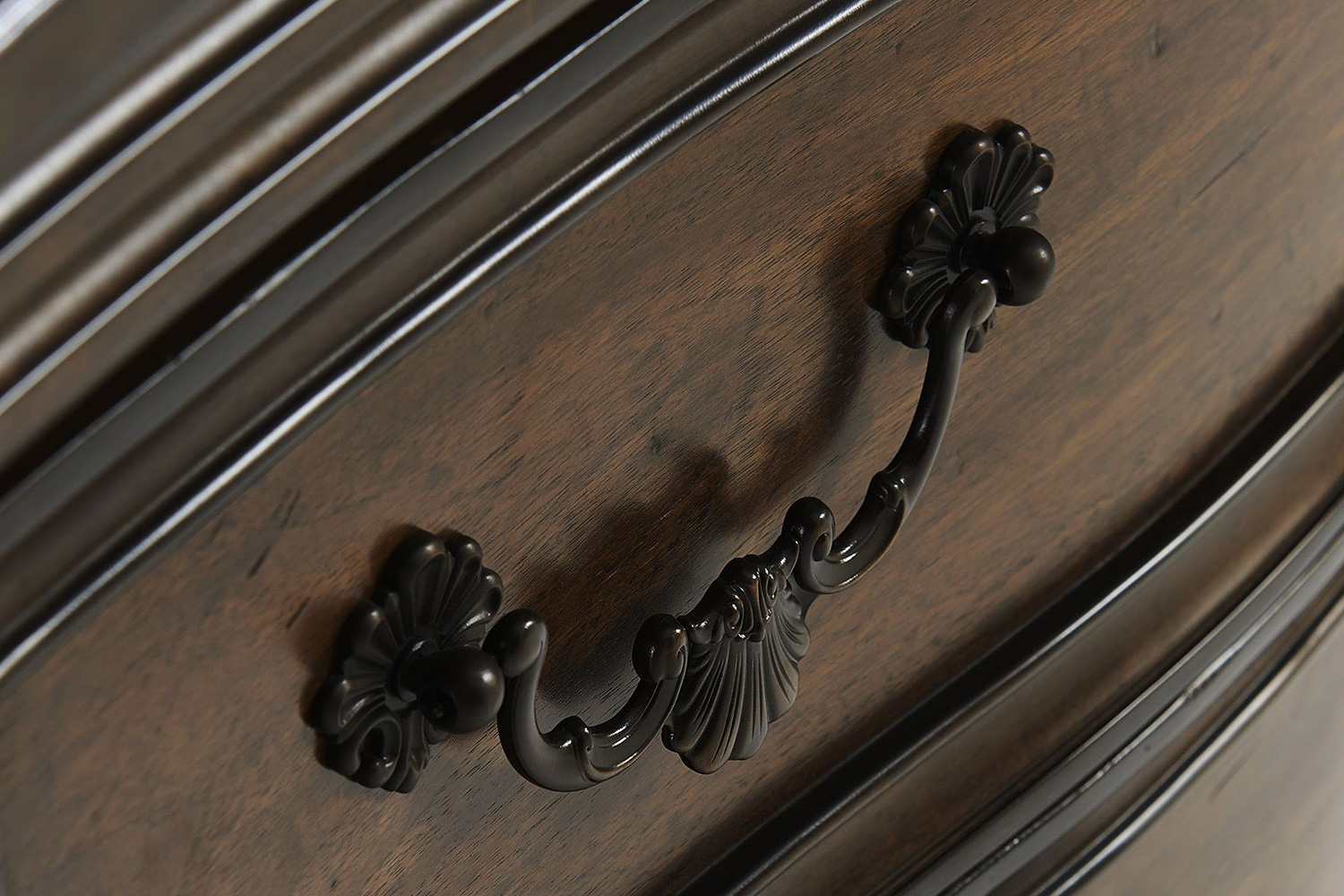 A.R.T. - Kingsport Medium Oak Bachelors Chest