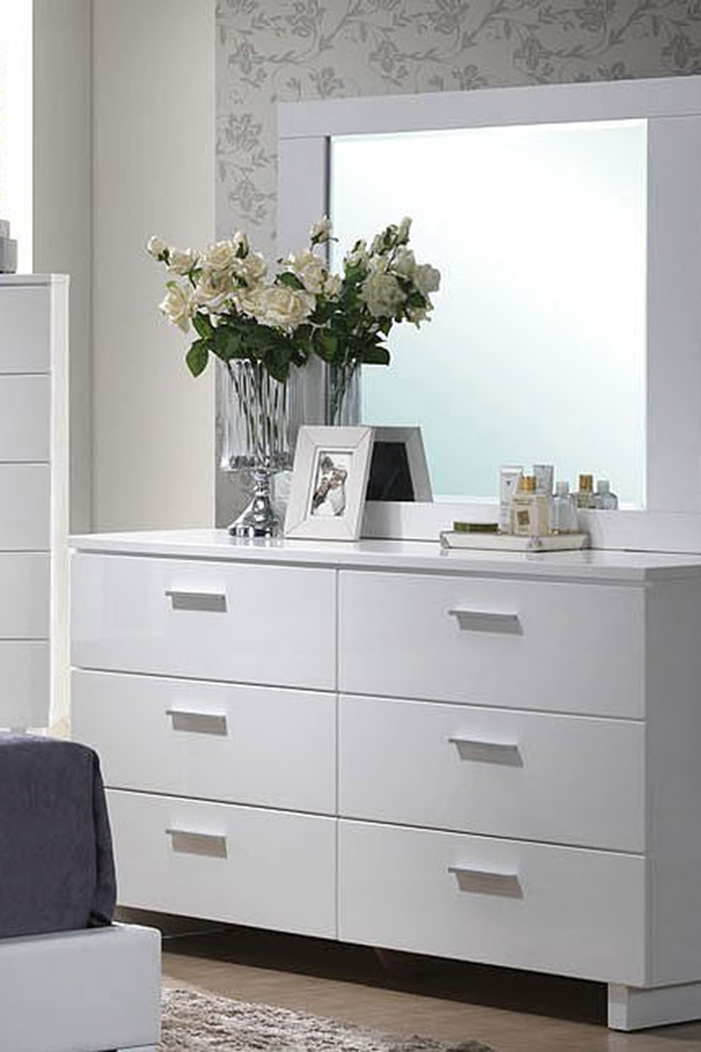 ACME - Lorimar Dresser in White/Chrome Leg