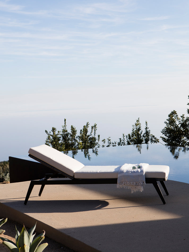 Harbour Loop Stacking Sun Lounge in Aluminum Asteroid / Batyline Silver