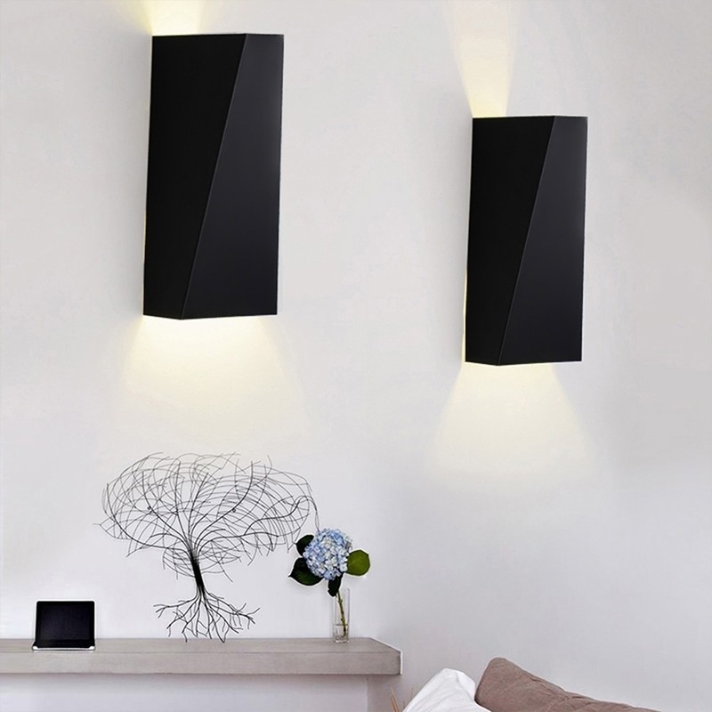 HMR - Single-Light Up and Down Wall Light Sconce in Black, Metal
