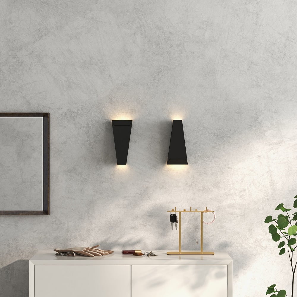 HMR - Single-Light Up and Down Wall Light Sconce in Black, Metal
