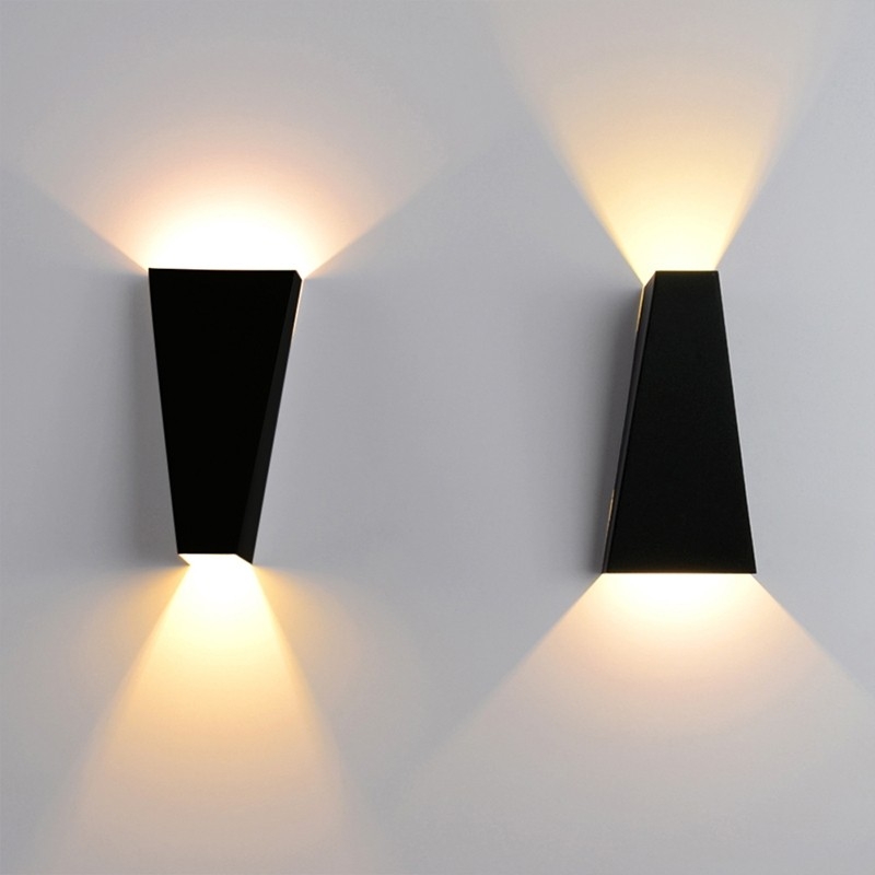 HMR - Single-Light Up and Down Wall Light Sconce in Black, Metal