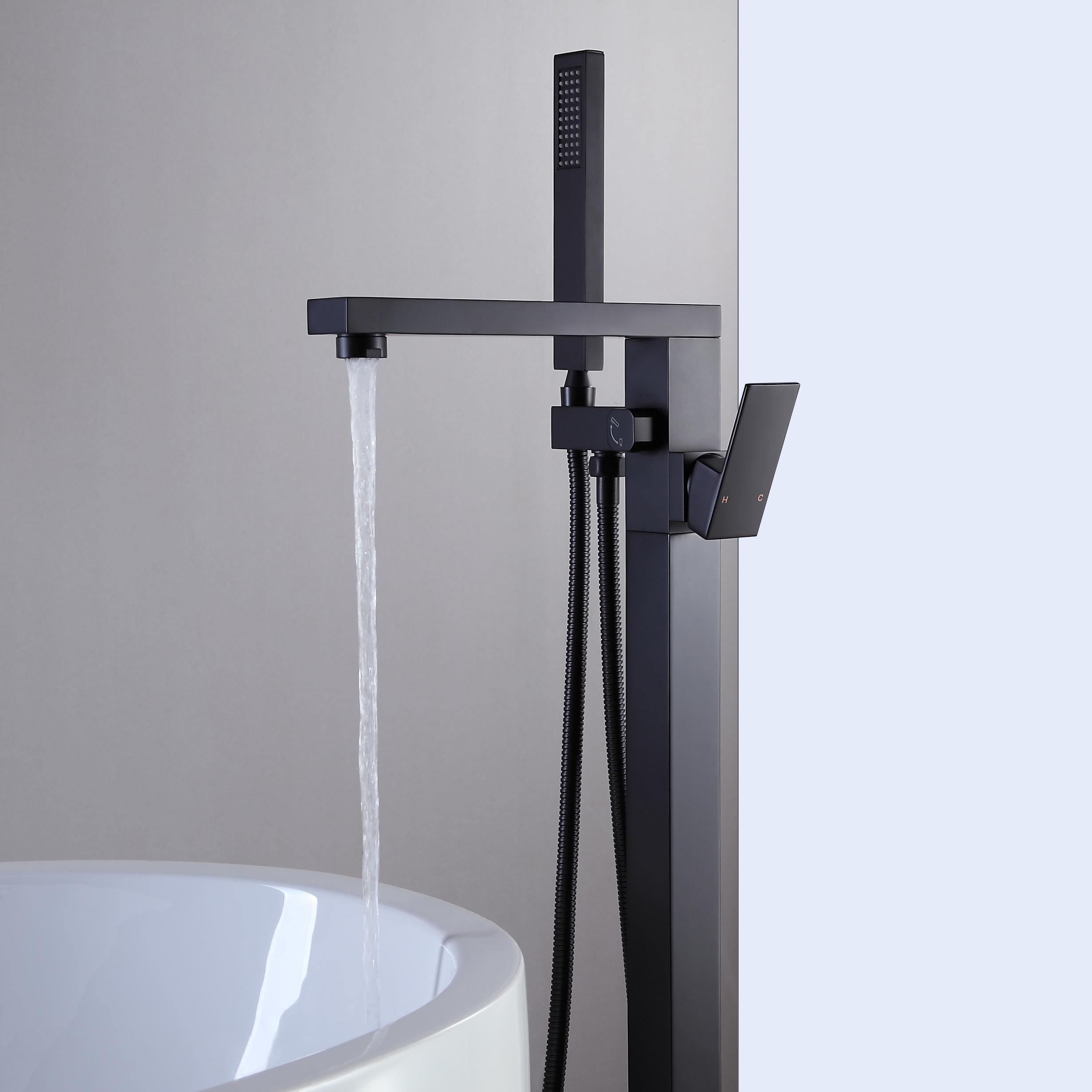 HMR - Dree Freestanding Bathtub Faucet and Handshower in Matte Black, Brass