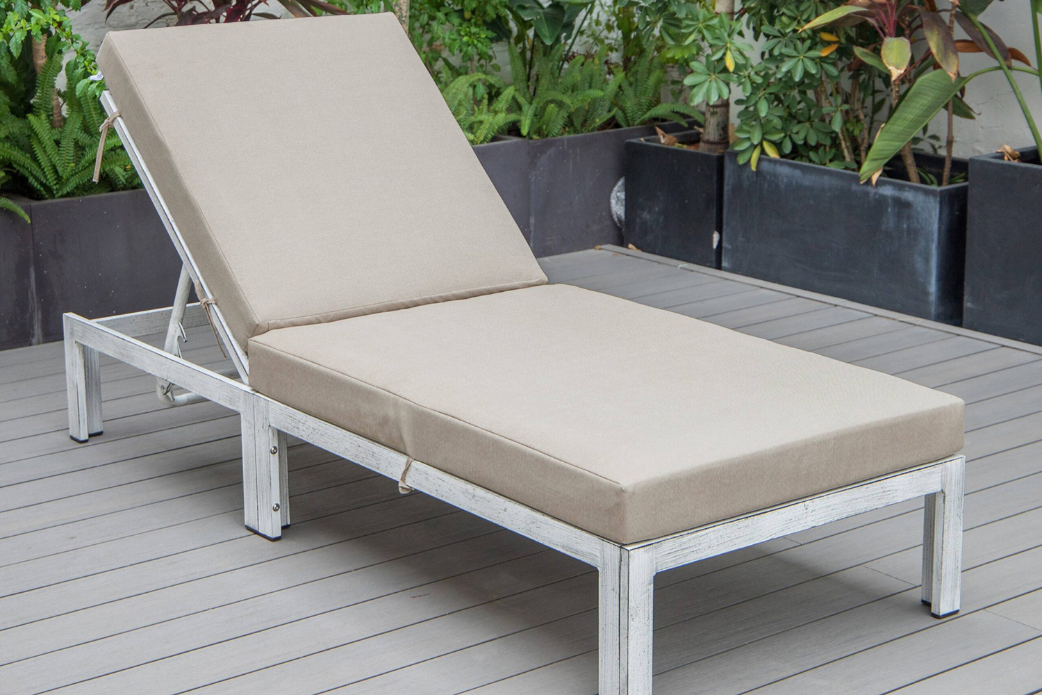 LeisureMod Chelsea Modern Outdoor Weathered Gray Chaise Lounge Chair with Cushions - Beige