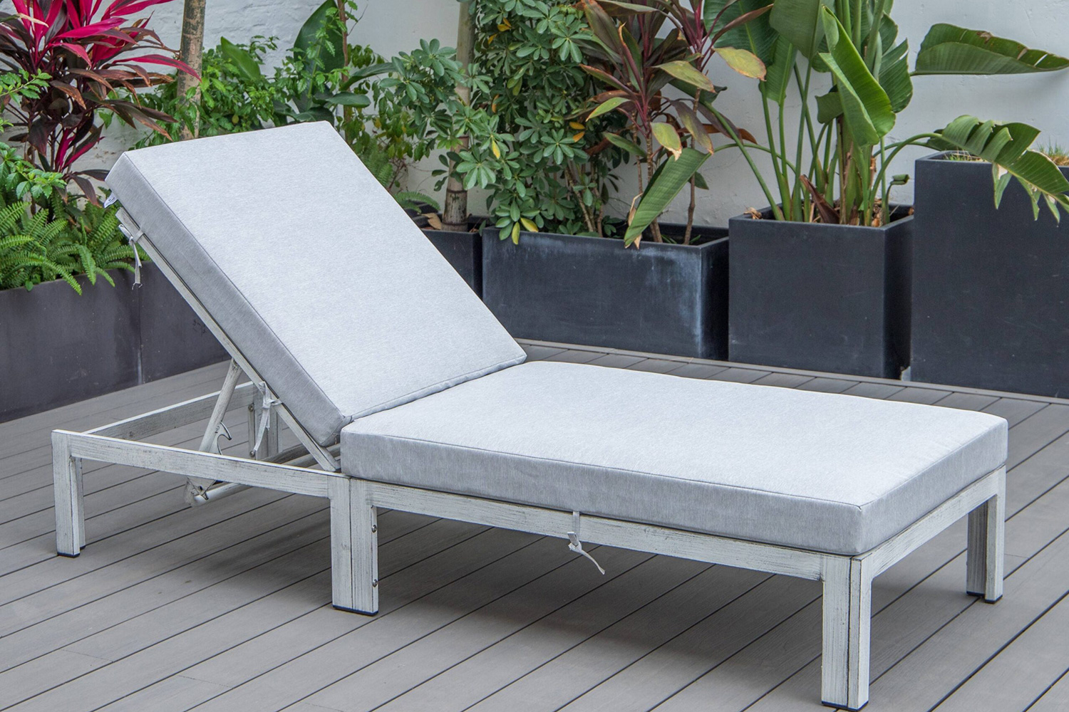 LeisureMod Chelsea Modern Outdoor Weathered Gray Chaise Lounge Chair with Cushions - Light Gray