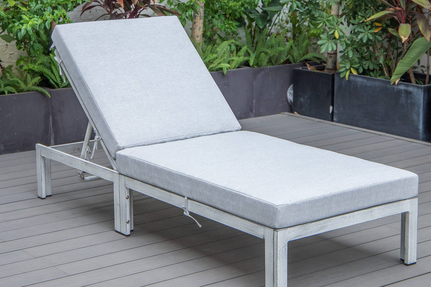 LeisureMod Chelsea Modern Outdoor Weathered Gray Chaise Lounge Chair with Cushions - Light Gray