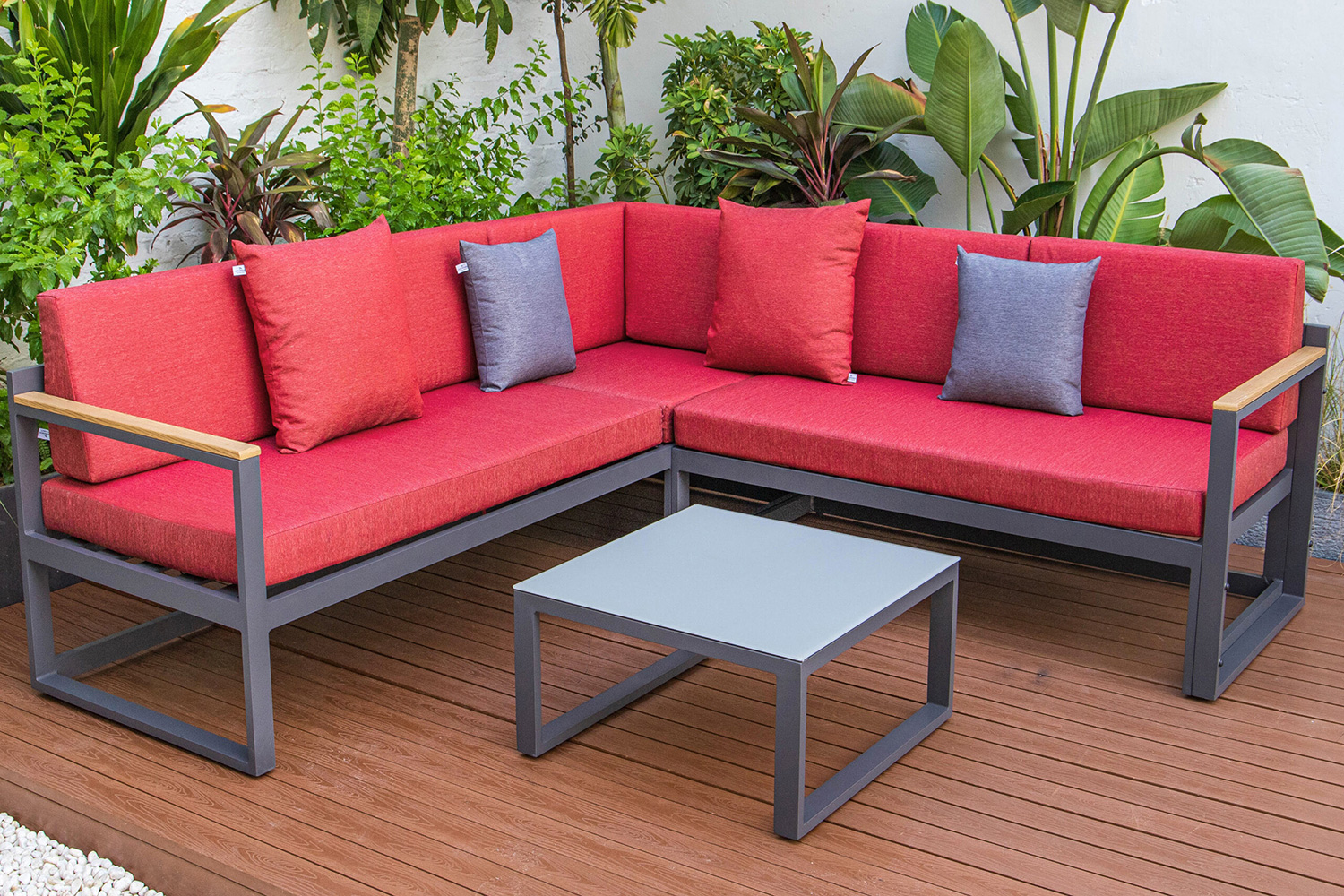 LeisureMod Chelsea Black Sectional with Adjustable Headrest and Coffee Table with Two Tone Cushions - Red