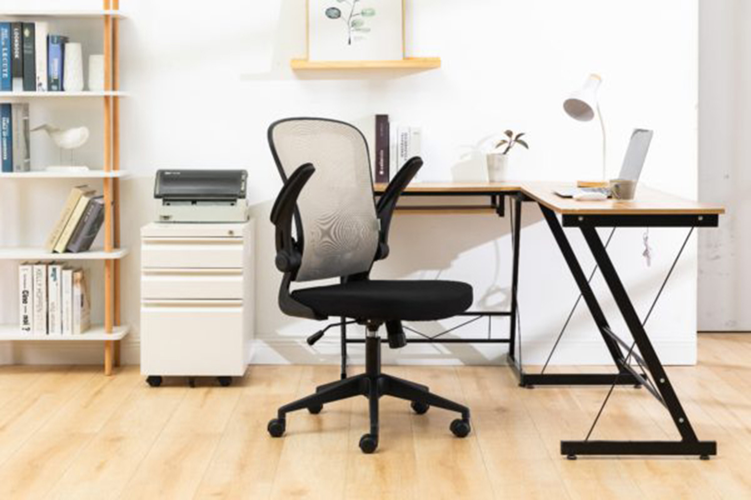 LeisureMod Newton Mesh Office Chair - Beige