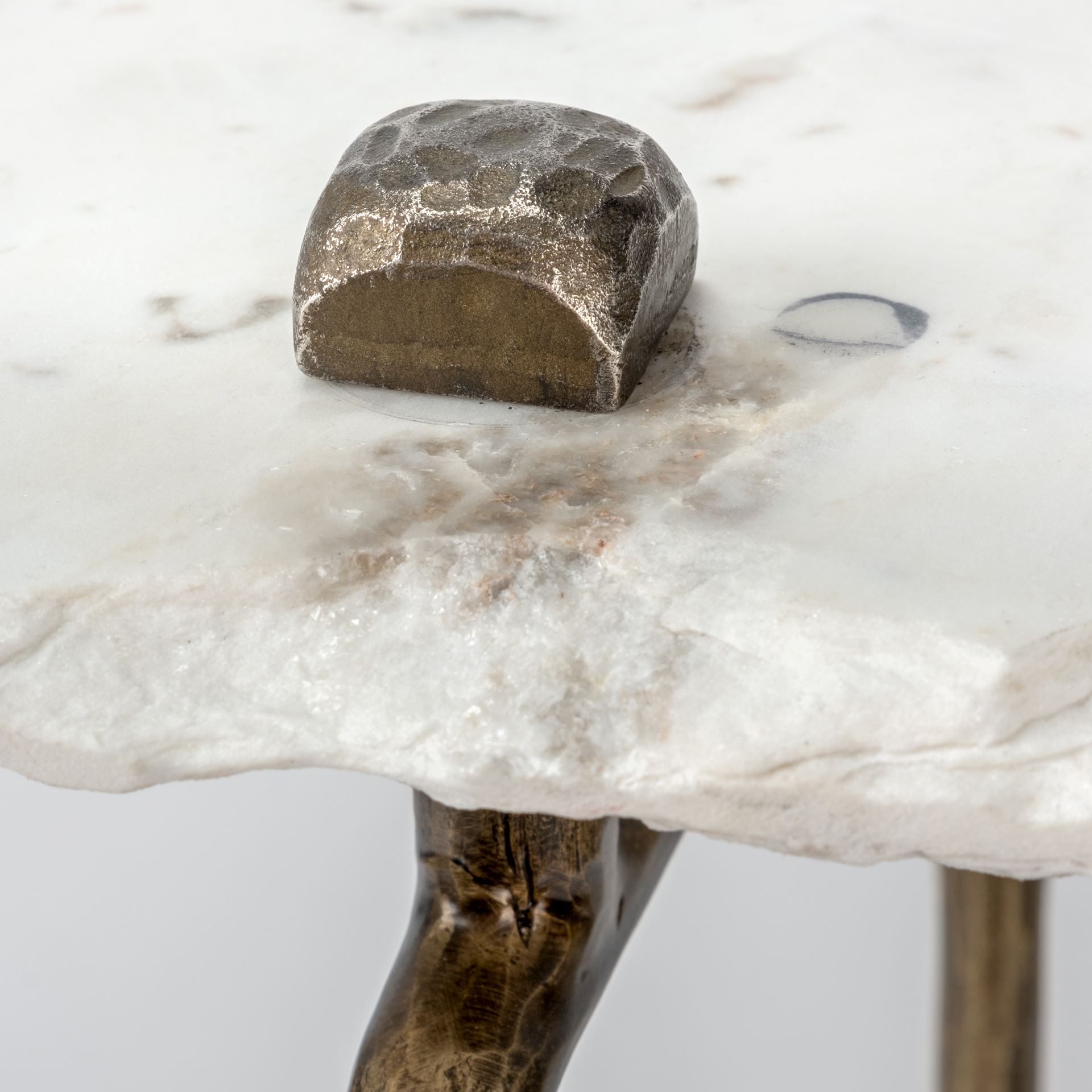 Mercana - Pinera Console Table in Gold/White, Iron