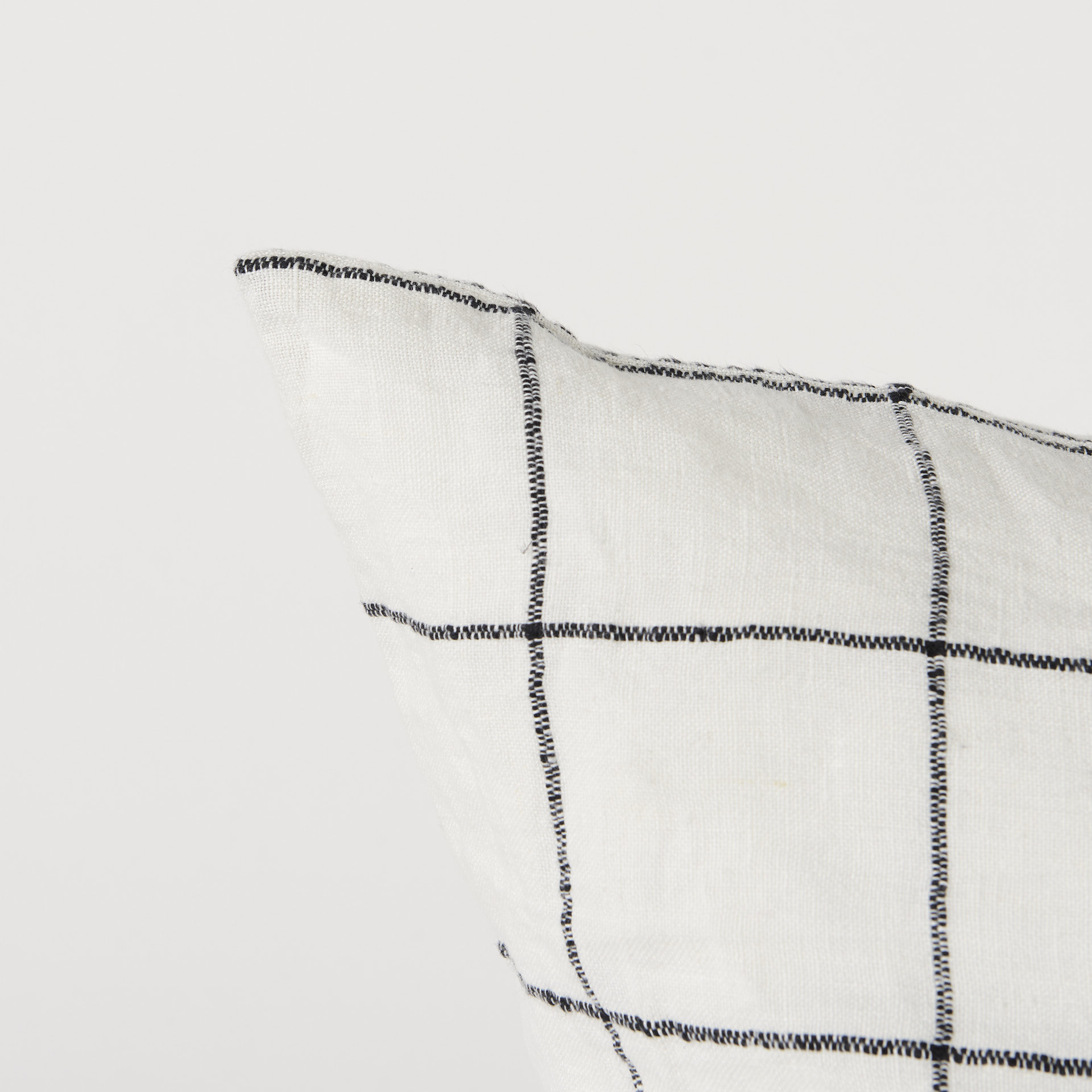 Mercana Suzanne Pillow - White/Black, 22x22