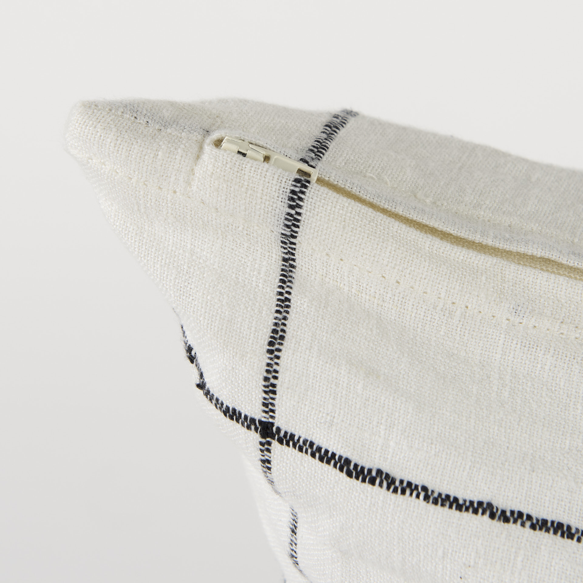 Mercana Suzanne Pillow - White/Black, 22x22