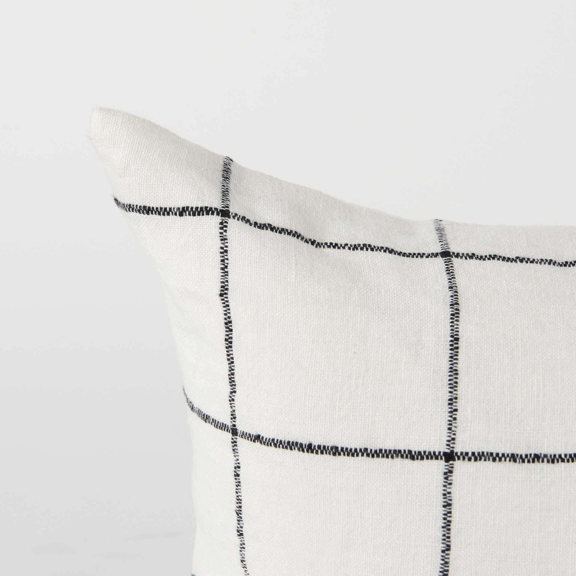 Mercana Suzanne Pillow - White/Black, 14x26