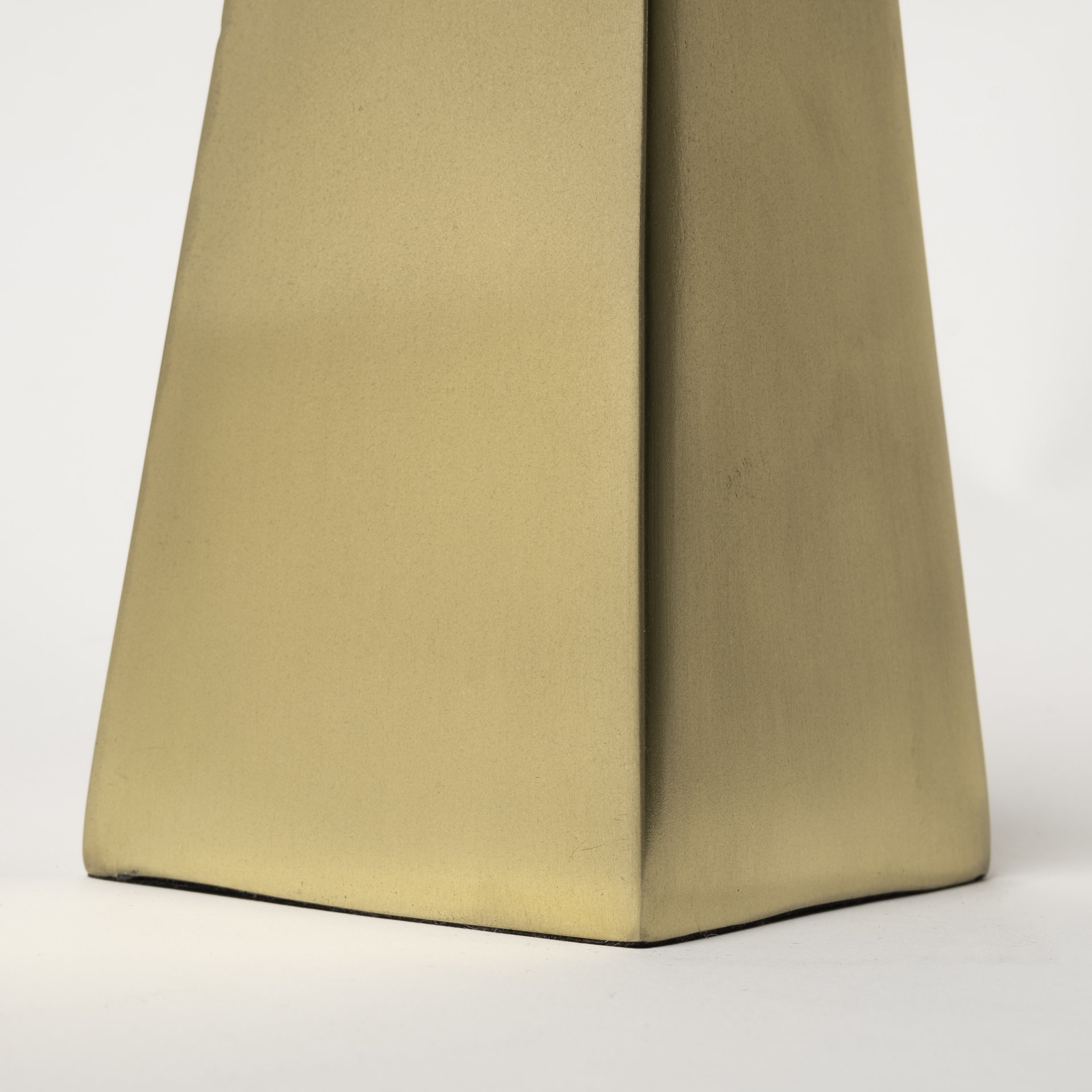 Mercana - Giza Object in Gold, Metal