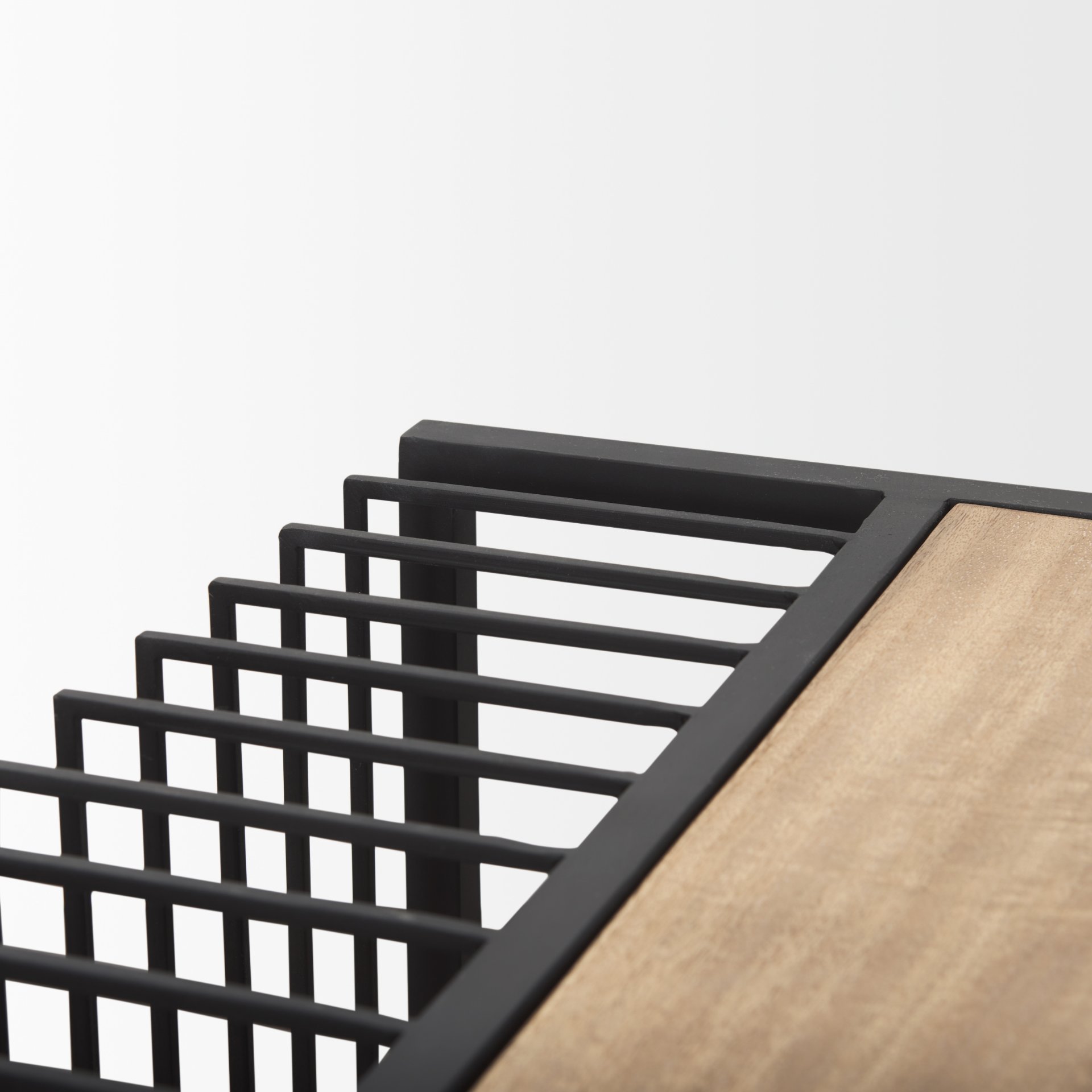 Mercana - Miles End Table in Black, Metal