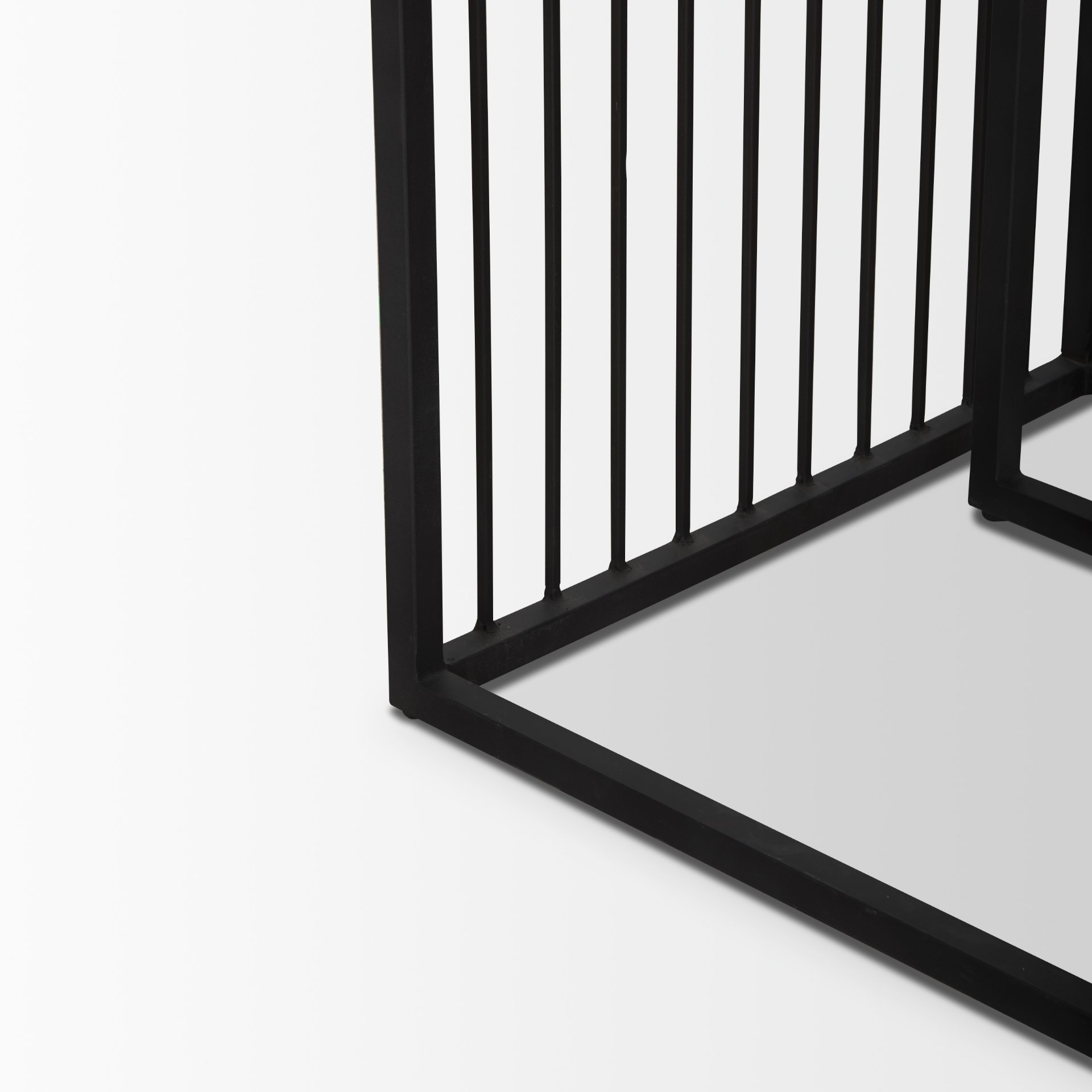 Mercana - Miles End Table in Black, Metal