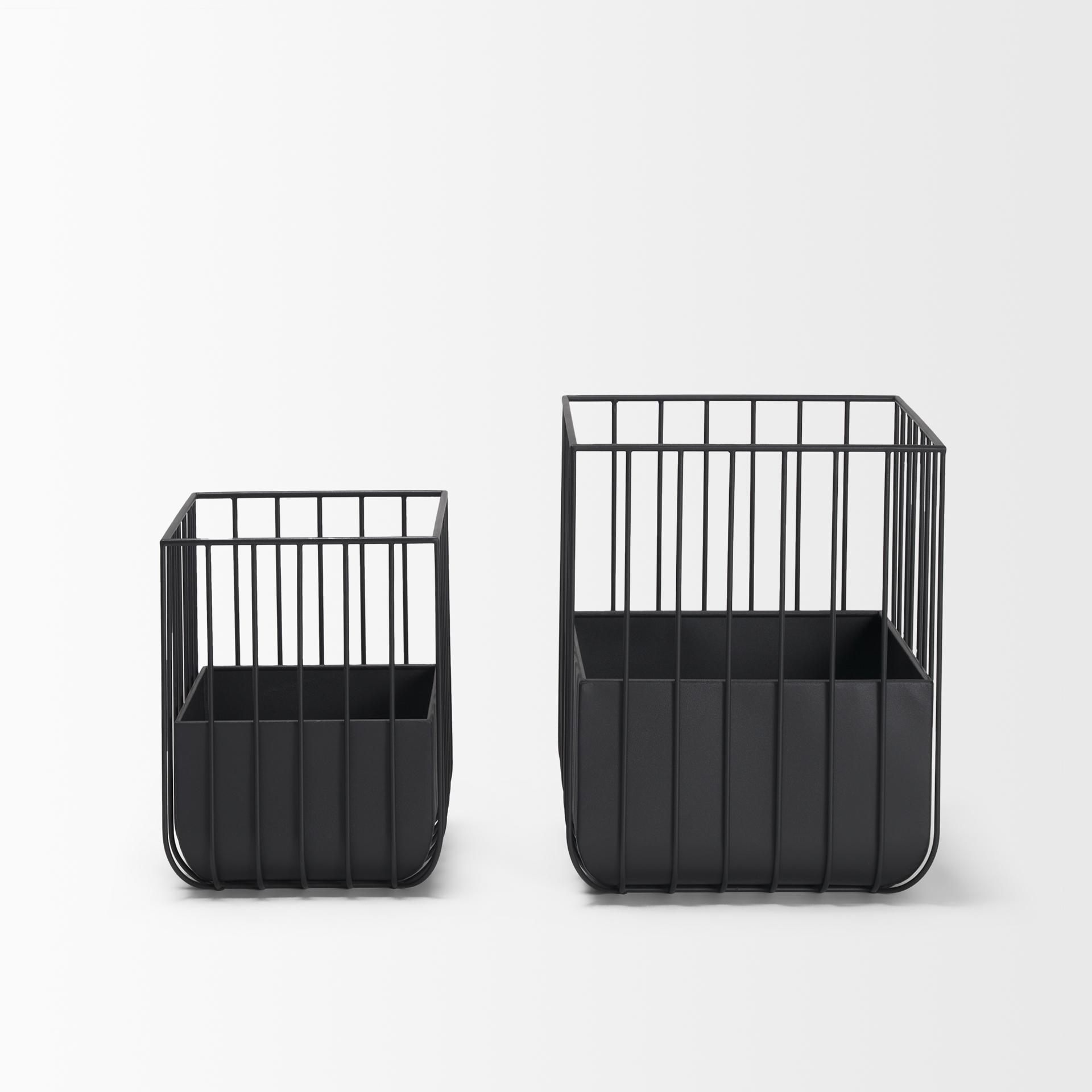 Mercana - Verna Planters in Black, Metal