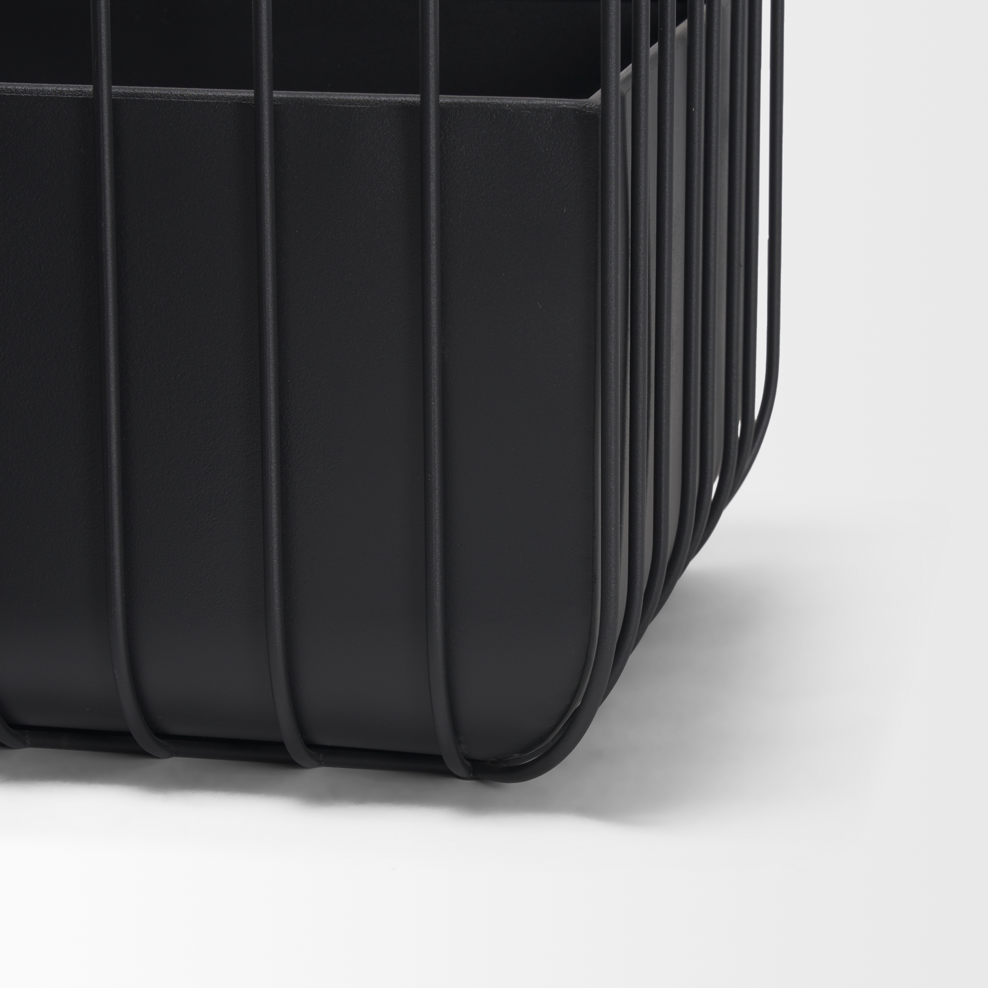 Mercana - Verna Planters in Black, Metal