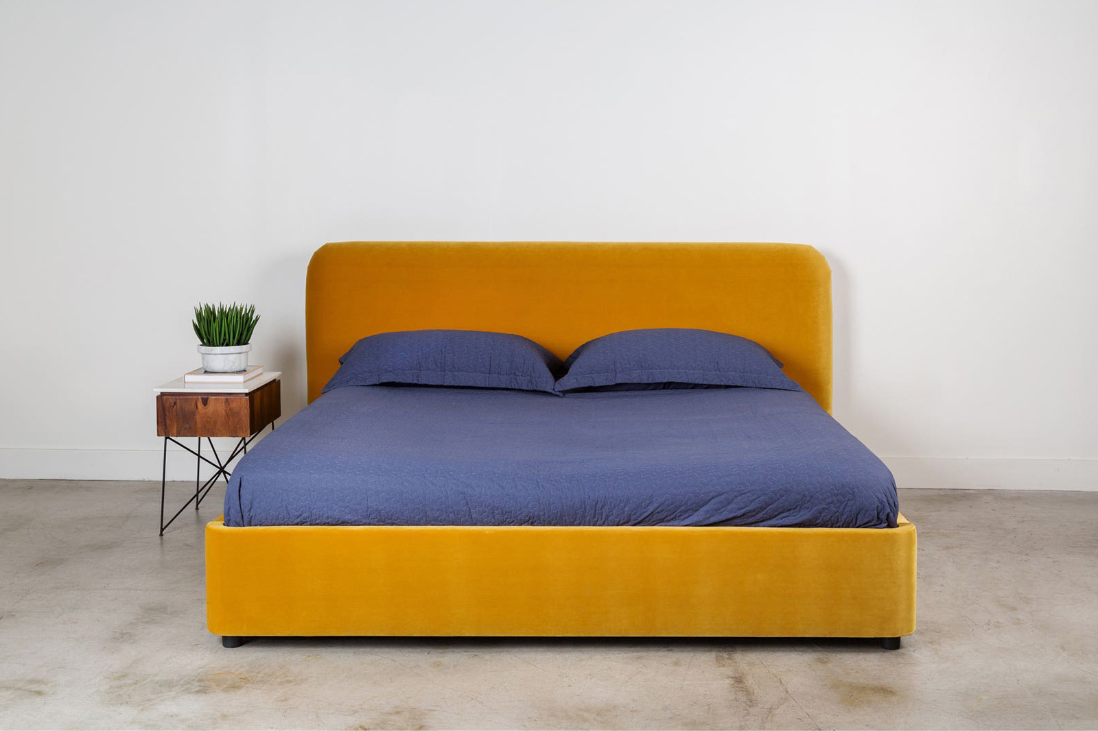 Moe's Samara Bed - Yellow, King
